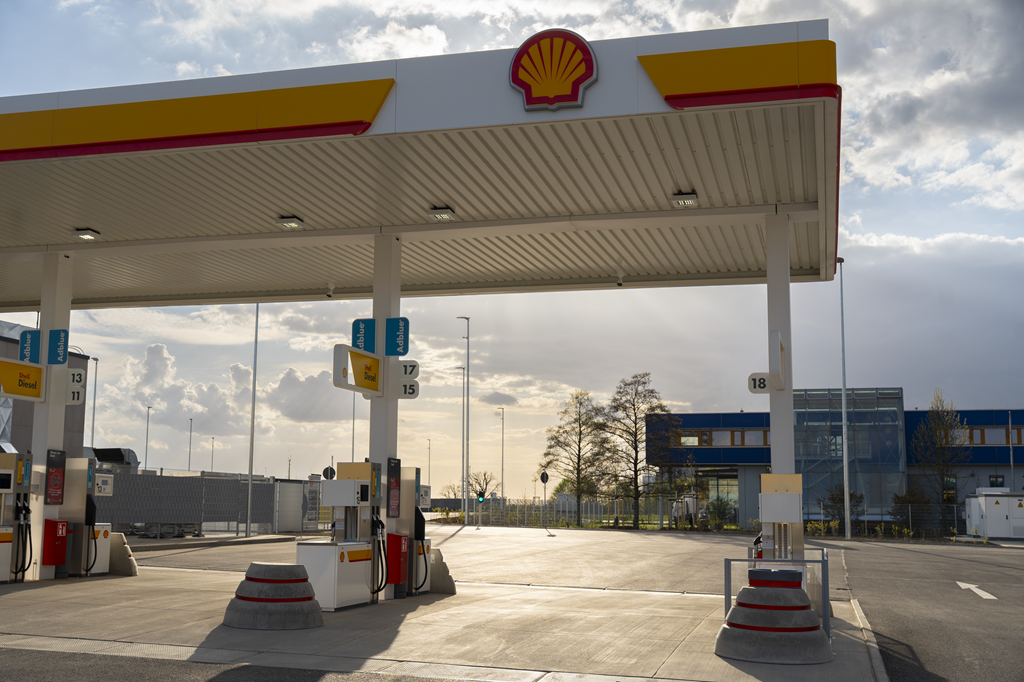 Diesel-Tankstelle, mehrere Zapfsäulen verfügbar.