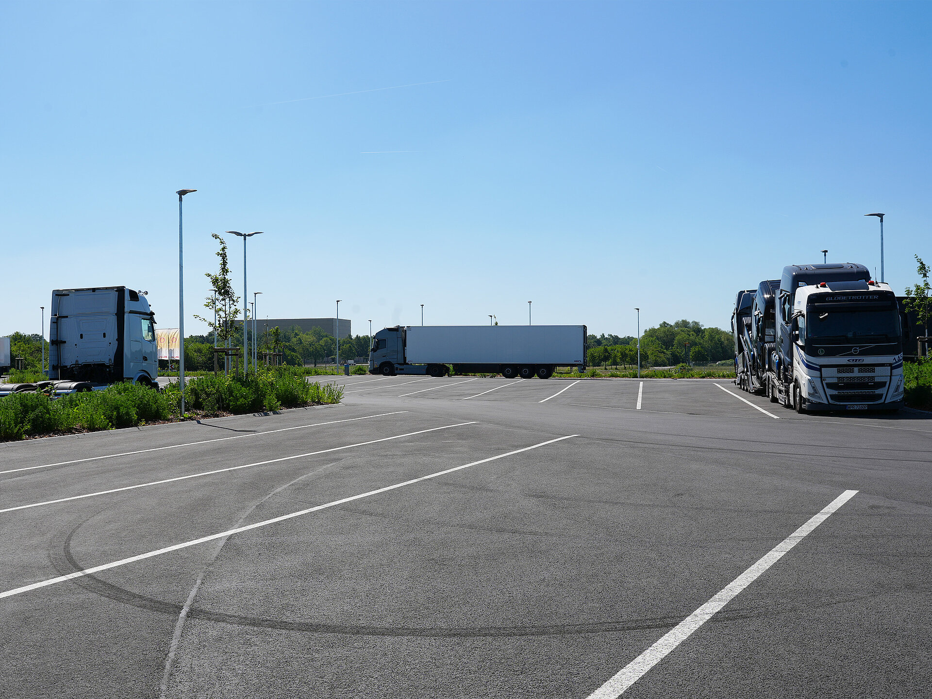 Blick auf den großen, sauberen LKW Parkplatz