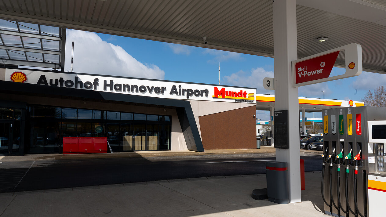 Shell-Tankstelle am Autohof Hannover Airport mit Mundf-Kennzeichnung und V-Power-Schild unter überdachtem Bereich.