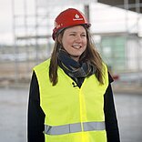 Arbeiter Sparkasse beim Bau des Autohofs in Arbeitsweste und Helm