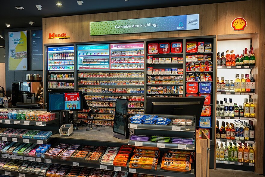 Moderne Verkaufsstelle des Autohof Mundt mit Snacks, Getränken und Zigaretten im Shop-Layout.