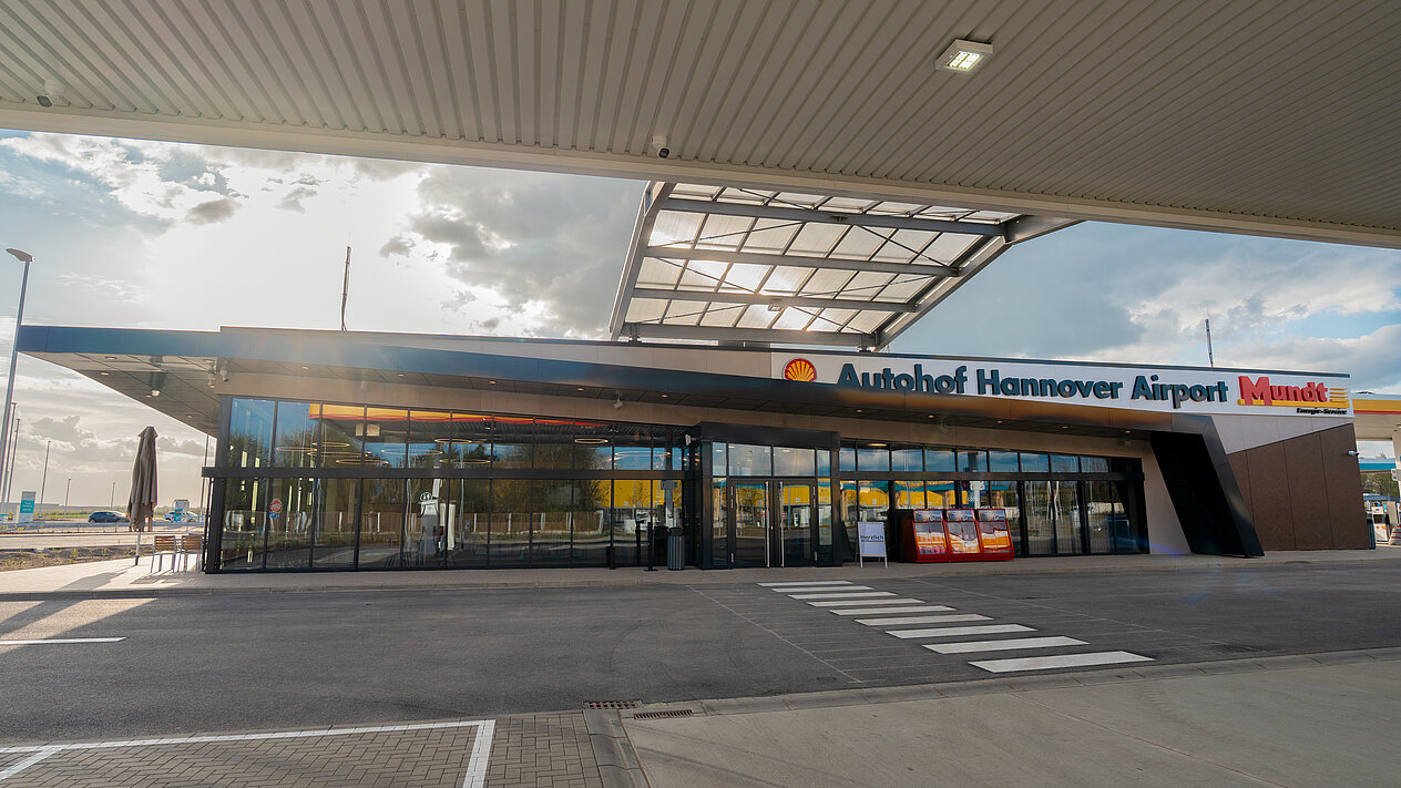 Der Autohof Hannover Airport bei Sonnenuntergang