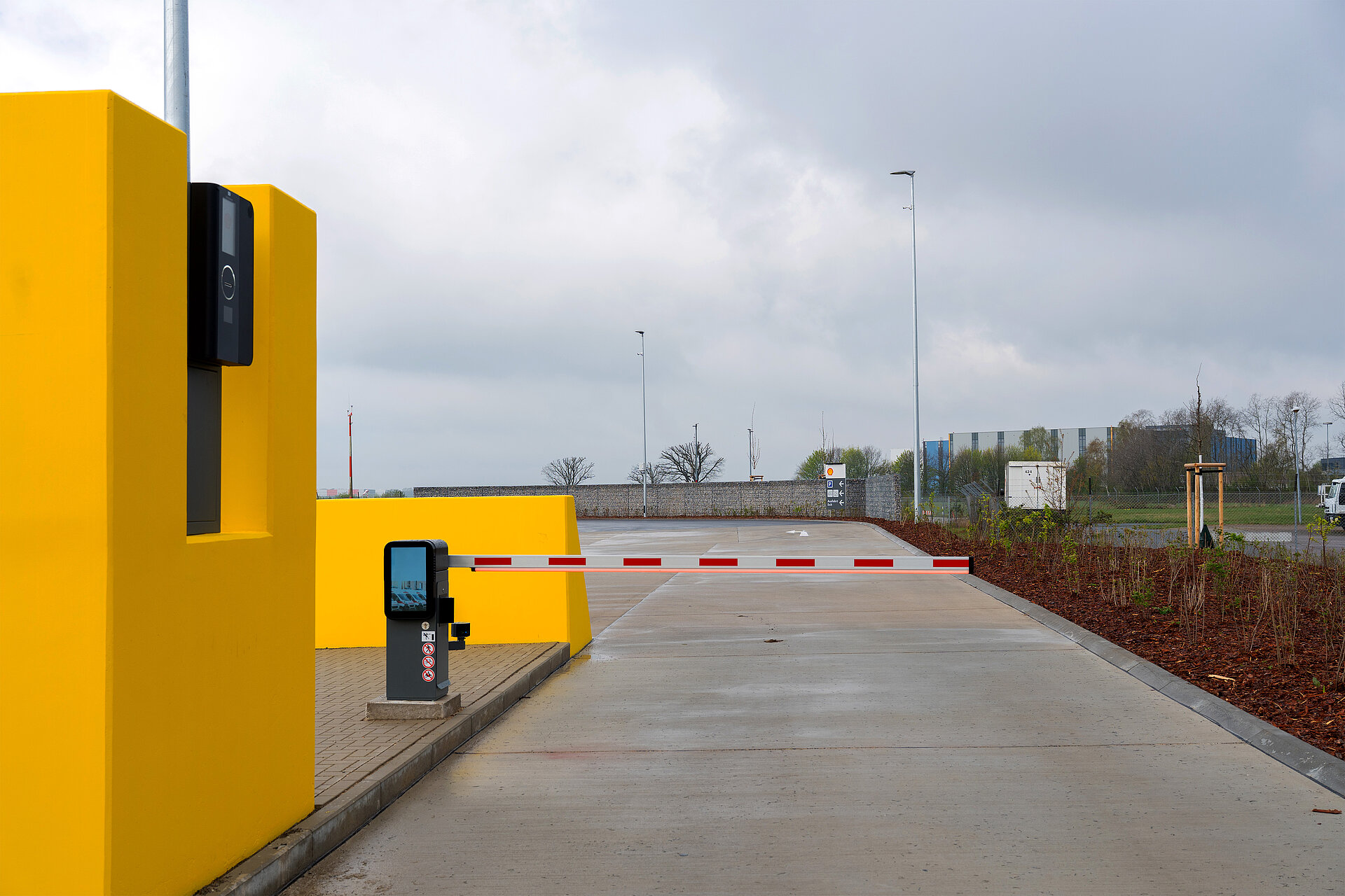 Man sieht die Zufahrtsschranke, die mit einer Kennzeichenerfassung ausgestattet ist