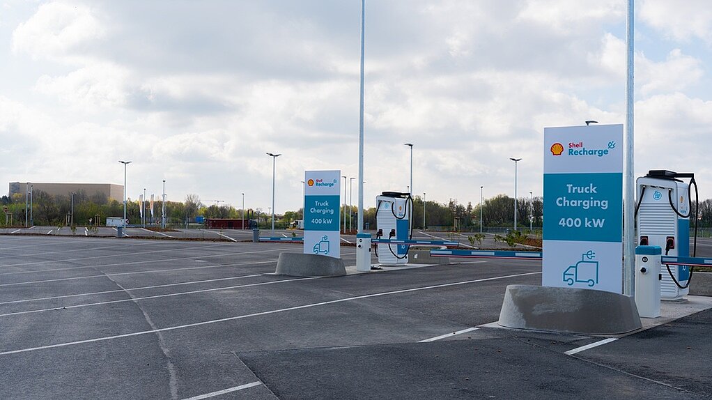 Shell Recharge-Ladestation für Lastwagen mit 400 kW in einem modernen Parkplatzbereich.
