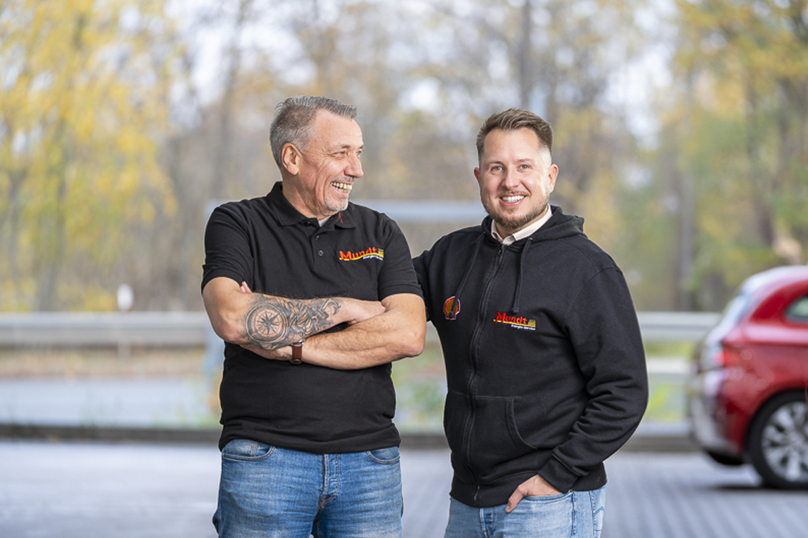 2 Männer stehen auf dem Autohof