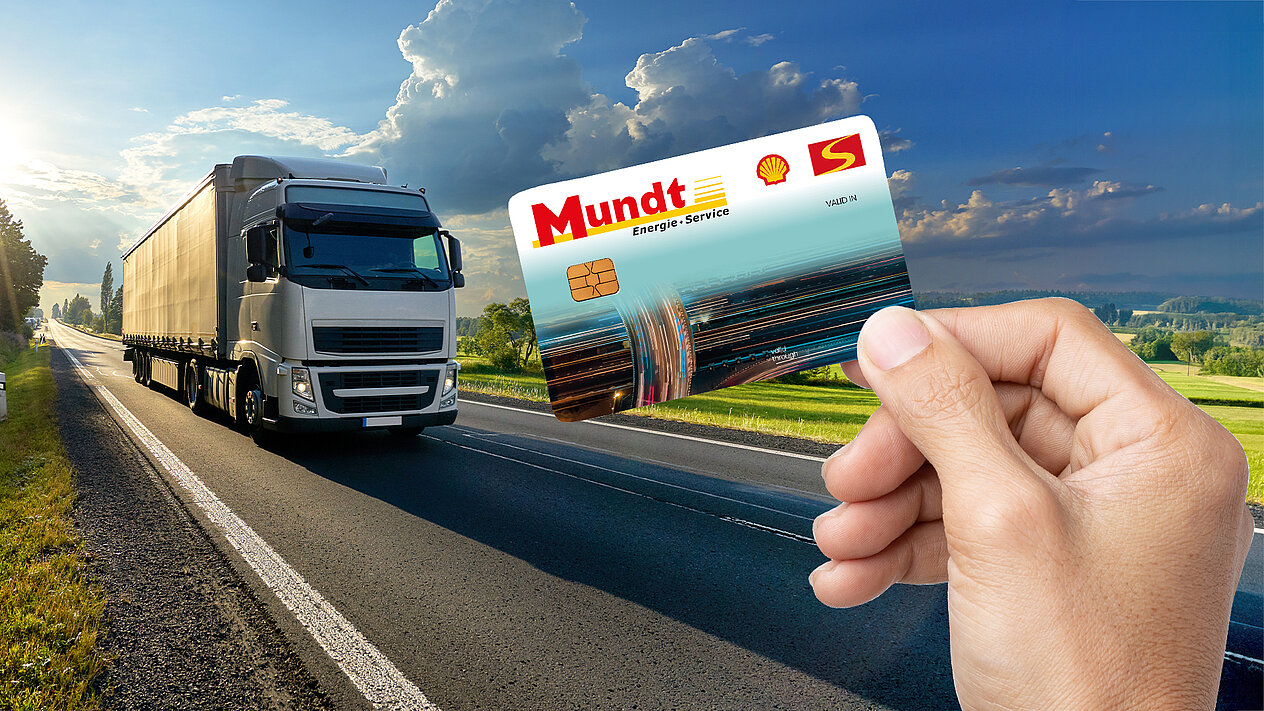 Eine Hand hält eine Mundt Energie-Service Tankkarte vor den Hintergrund eines fahrenden weißen LKWs auf einer Landstraße