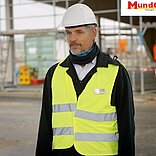 Arbeiter Mundt beim Bau des Autohofs in Arbeitsweste und Helm