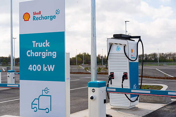 Die Shell Recharge-Ladestation für Lkw zeigt deutlich die 400 kW Ladeleistung und ein stilisiertes Lkw-Symbol.