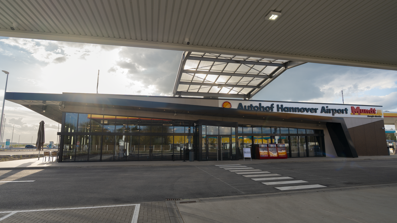 Der Autohof Hannover Airport bei Sonnenuntergang