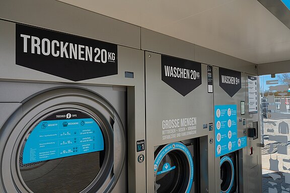 Bild zeigt die Maschinen, zu denen das Angebot für die Selbstbedienungs-Waschanlage besteht.