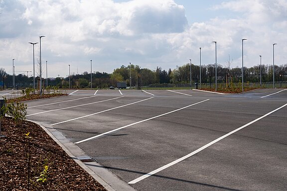Foto mit großzügigen Lkw-Parkplätzen