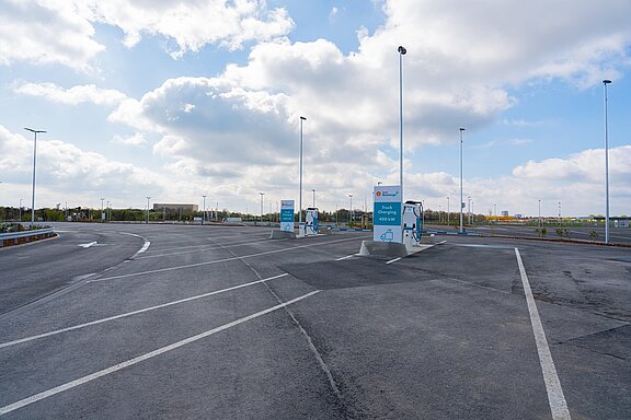 Shell Recharge-Ladestation für Lastwagen mit 400 kW in einem modernen Parkplatzbereich.
