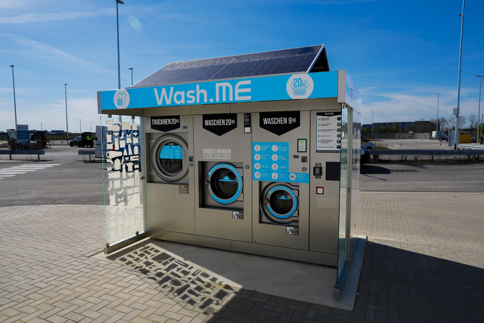 Großer Wash me Automat mit Waschmaschinen und Trockner